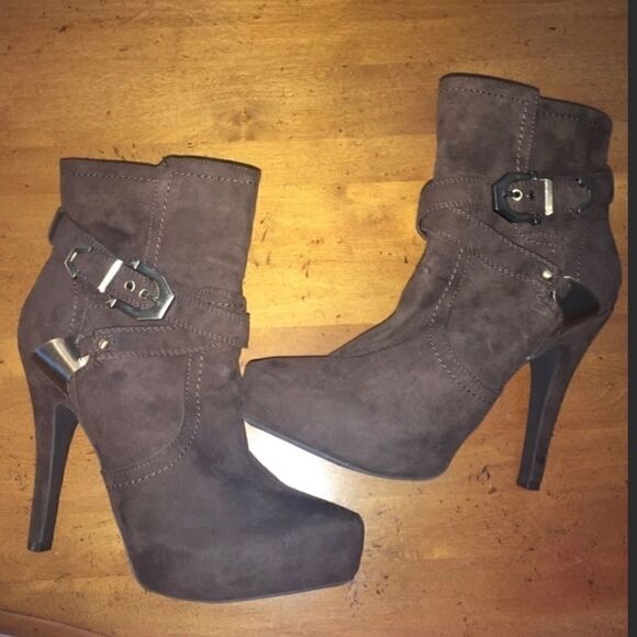 SUEDE 👢GUESS BOOTIES - Picture 7 of 7